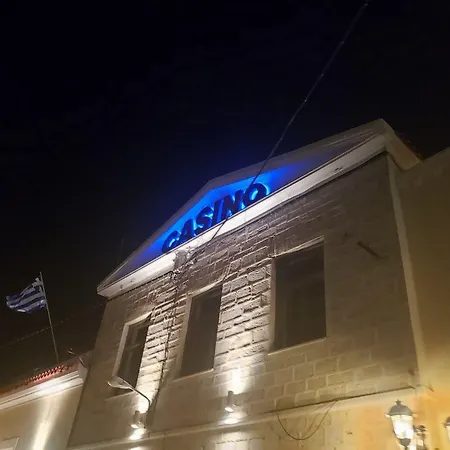 Akti Miaouli * Vári