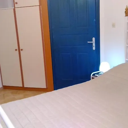 Akti Miaouli Vári